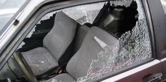 Finestrini rotti, neanche l’emergenza Coronavirus ferma i “raid”: alle piscine vetro infranto dell’auto di una donna