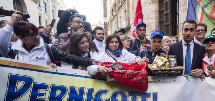 Crisi aziendali, Luigi Di Maio a una manifestazione dei dipendenti della Pernigotti