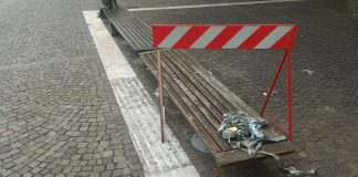 Dopo un mese riposizionata la panchina in corso Fogazzaro. Di nuovo dall’angelo? panchina Carmini