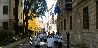 Gay Pride, un centinaio di persone alla processione riparatrice nel “cuore” di Vicenza gay processione riparazione