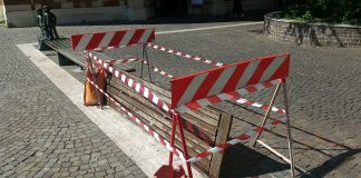 Panchina ai Carmini di nuovo ko e “impacchettata” contro i vandali: non ci sono telecamere Panchina