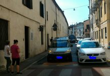 Auto con due donne si blocca di fronte a ingresso Guardia di Finanza nel giorno della festa: apprensione e strada chiusa auto bloccata