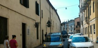 Auto con due donne si blocca di fronte a ingresso Guardia di Finanza nel giorno della festa: apprensione e strada chiusa auto bloccata