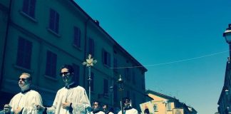 La Diocesi di Vicenza e il Pride, don Zorzanello e don Marchesini: “reciproco rispetto, estraneità a contromanifestazioni” Processione Reggio Emilia giugno 2017