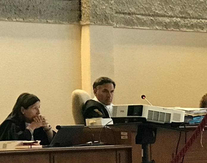 Il giudice Lorenzo Miazzi con Deborah De Stefano nell'udienza BPVi del 13 giugno scorso