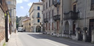 Smontata dopo lunghi anni l’impalcatura dell’edificio all’angolo tra via Bonollo e contra’ Porta Nova
