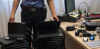 Furti di pc e danneggiamenti in una scuola di Lonigo, denunciata banda di ragazzini: 16 portatili in casa il materiale rinvenuto