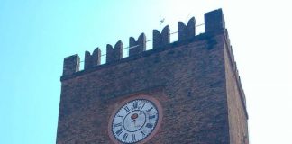 Iniziati i lavori di manutenzione dell’orologio della Torre Civica di Mestre sul lato di via Pio X: via le lancette | FOTO