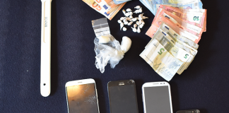 Fugge in bici e lancia a terra la droga: arrestato spacciatore di cocaina ed eroina con 595 euro e 7 cellulari