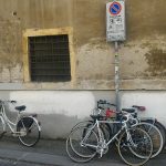 Anarchia biciclette a Vicenza, parcheggiate al palo del cartello di divieto alla Bertoliana biciclette in divieto alla Bertoliana