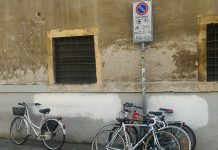 Anarchia biciclette a Vicenza, parcheggiate al palo del cartello di divieto alla Bertoliana biciclette in divieto alla Bertoliana