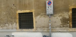 Anarchia biciclette a Vicenza, parcheggiate al palo del cartello di divieto alla Bertoliana biciclette in divieto alla Bertoliana