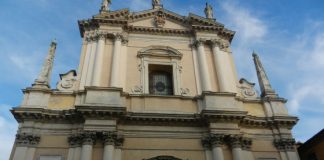 Multa da 500 euro a una coppia che disegnava con il gesso sulla chiesa di S. Stefano