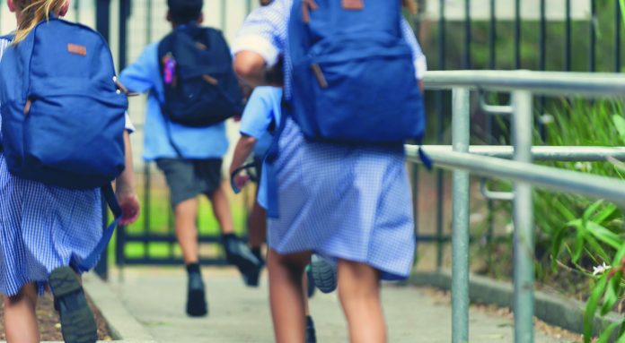 scuola-studenti-elementare-bambini-maestra