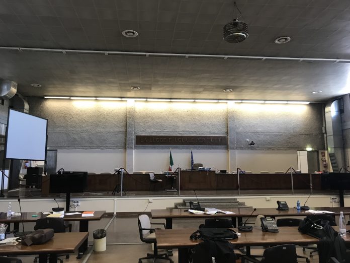 Aula di giustizia vuota, come la vogliono i potenti