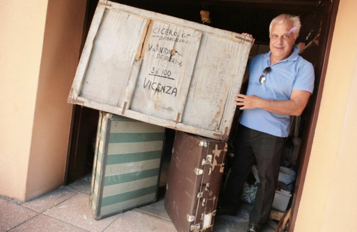Claudio Cicero con la cassa di autoricambi usata dal padre per portare dalla Libia in Italia 