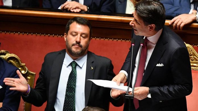 Giuseppe Conte parla, Matteo Salvini gesticola
