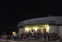 Migranti e Salvini, in 200 davanti alla chiesa di Trissino con… brioches. Un urlo dalla strada: “andate a lavorare!” migranti in mare, protesta a Trissino