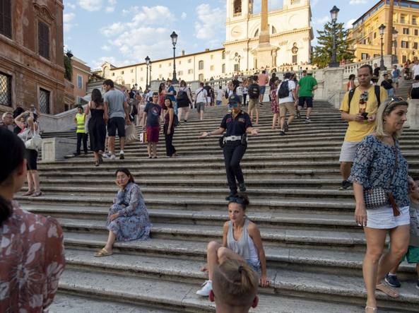 Raggi vieta di sedersi sugli scalini di Trinità dei Monti, i vigili in azione