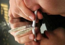 Si fa di cocaina e maltratta la compagna: 52enne arrestato cocaina