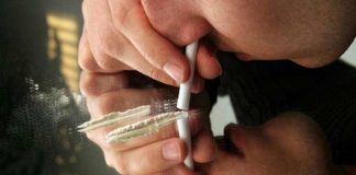 Si fa di cocaina e maltratta la compagna: 52enne arrestato cocaina