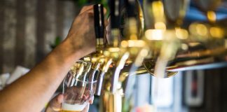 Due ventenni spillano birra alle 6 di mattina alla sagra di Marola: scoperti dalla guardia spillare birra