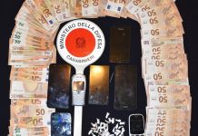 Nigeriano nasconde all’interno dei boxer 50 dosi di cocaina ed eroina: in casa trovati 5.260 euro Cocaina, eroina e soldi (foto di archivio)