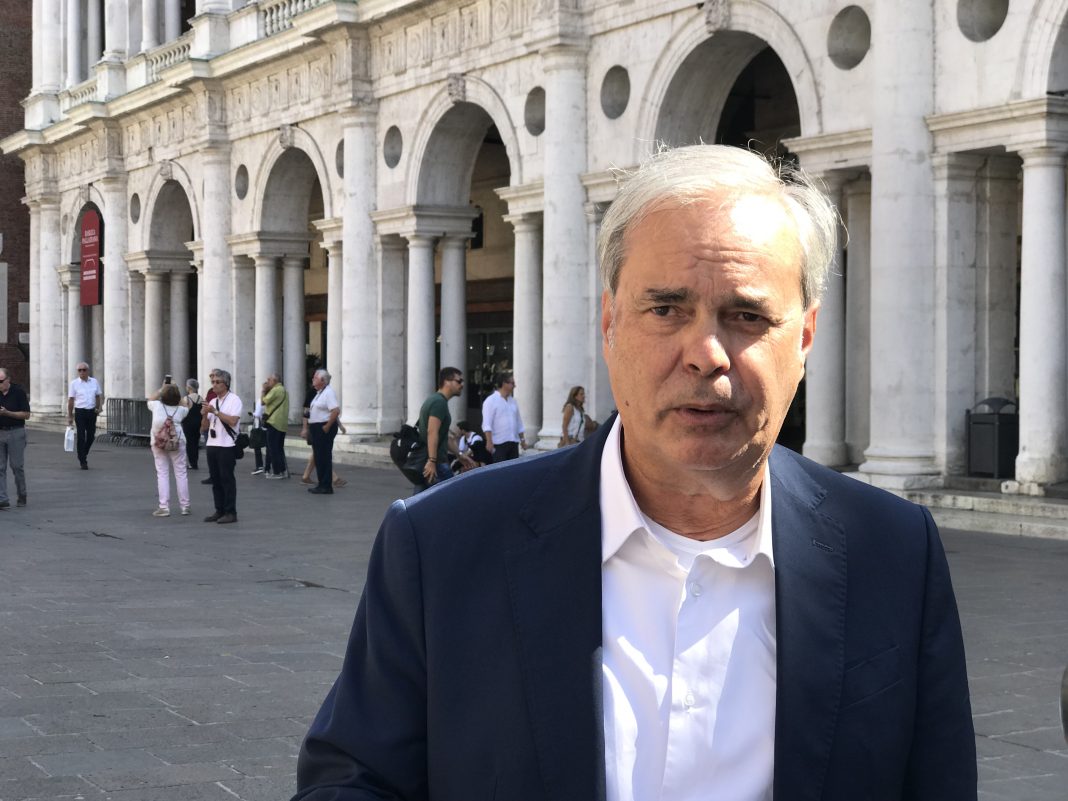 Achille Variati saluta la stampa a Piazza dei Signori dopo la nomina a sottosegretario agli interni