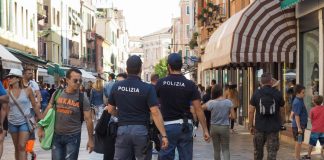 Lotta al degrado a Venezia: ordini di allontanamento a truffatori e portabagagli abusivi Degrado a Venezia