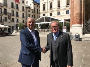 Enrico Hullweck si congratula in piazza dei signori col neo sottosegretario agli Interni Achille Variati