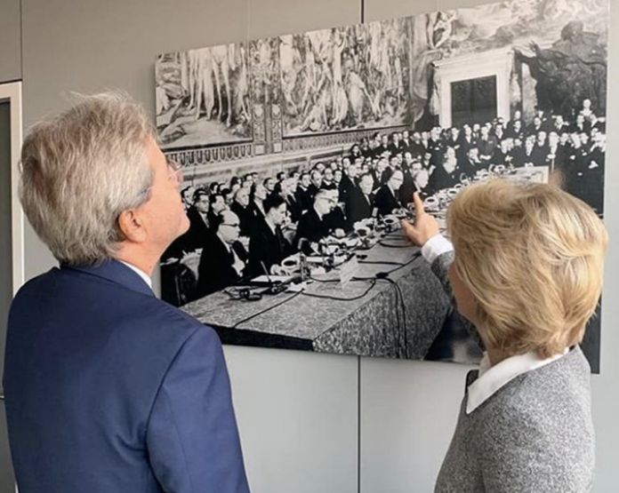 Europa che nasce a Roma: Gentiloni e von der Leyen (Ansa) davanti alla foto