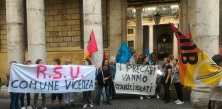 Precari della scuola, protesta davanti al Comune di Vicenza: “scaricati su una strada senza alcun preavviso” La protesta dei precari della scuola a Vicenza