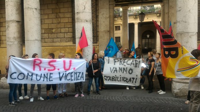 La protesta dei precari della scuola a Vicenza