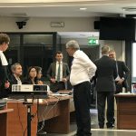 Processo BPVi 26 settembre, primi lanci: per Emanuele Gatti (Bce) Zonin sapeva delle baciate, non di fondi esteri e lettere di riacquisto Processo BPVi, in un momento di pausa dell'udienza del 26 settembre Gianni Zonin colloquia col teste Emanuele Gatti e l'avv. Ambrosetti col pm Salvadori