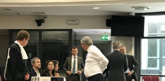 Processo BPVi 26 settembre, primi lanci: per Emanuele Gatti (Bce) Zonin sapeva delle baciate, non di fondi esteri e lettere di riacquisto Processo BPVi, in un momento di pausa dell'udienza del 26 settembre Gianni Zonin colloquia col teste Emanuele Gatti e l'avv. Ambrosetti col pm Salvadori