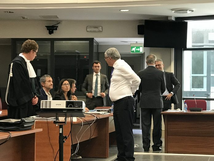 Processo BPVi, in un momento di pausa dell'udienza del 26 settembre Gianni Zonin colloquia col teste Emanuele Gatti e l'avv. Ambrosetti col pm Salvadori