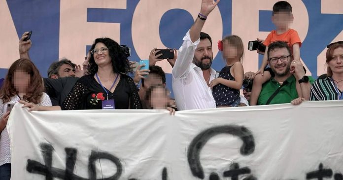 Salvini elezioni bimba su palco
