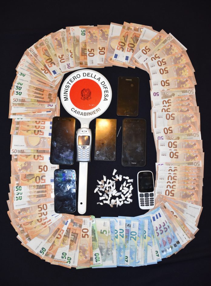 Stupefacenti e soldi sequestrati dai Carabinieri (foto di archivio)