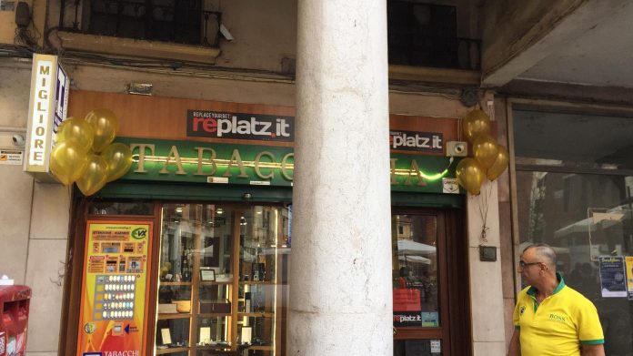 Polizai di Stato interviene su segnaalzione Tabaccheria Migliore in piazza delle Erbe a Vicenza