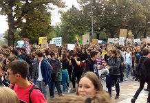 Marea di studenti a Campo Marzo in corteo per il clima. Ma in tanti anche a “zonzo” per il centro studenti