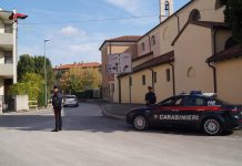 Mostra al supermercato la pistola giocattolo nei pantaloni per “sfida” alla vigilanza Carabinieri di Bassano in azione