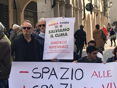 Consiglieri comunali di opposizione nella manifestazione a Corso Fogazzaro