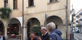 Presidio di 8 ore in Corso Fogazzaro, con visita di Variati e… trenino finale del sabato sera Variati con Dovigo e Rolando