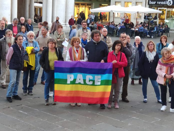 in piazza contro la Turchia