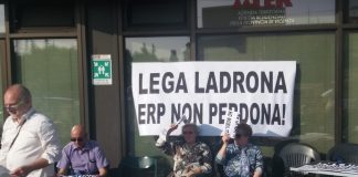“Lega ladrona, Erp non perdona”: striscione di protesta davanti all’Ater di Vicenza contro il partito di Salvini e Zaia “colpito” da Report striscione anti Lega