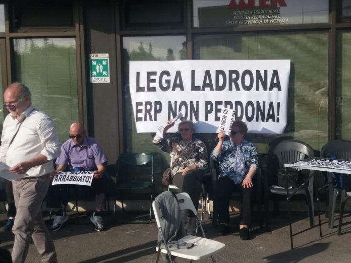 striscione anti Lega