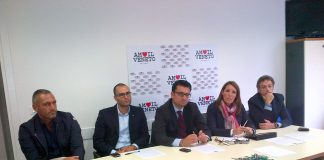 Oggi Berlato chiude la campagna per Vincenzo Forte consigliere regionale: si attendono strali contro le frequentazioni di Donazzan e Giovine Luca Prioli, a sinistra, con Giovine, Rucco, Donazzan e Sorrentino