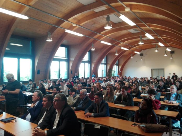 Sala affollata dell'Università di Vicenza in viale Margherita