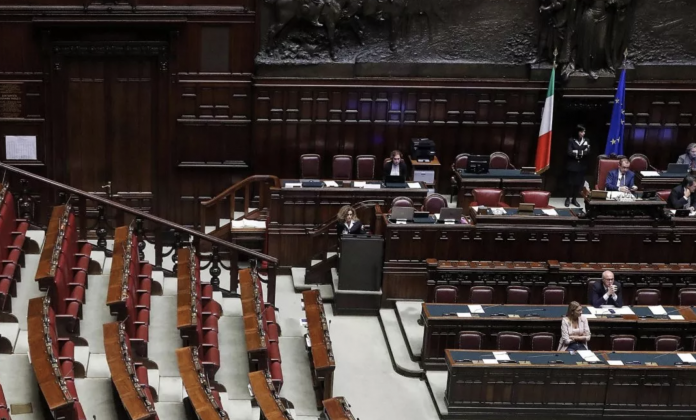 Aula già vuota di parlamentari e membri del governo