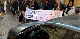 Corso Fogazzaro, auto “sfondano” il blocco (video) di un centinaio di protestanti (foto)